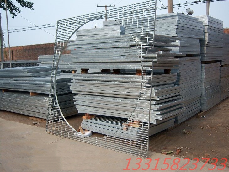 遵義異形鋼格板 特殊鋼格柵板 球節(jié)點立柱欄桿 鴿舍地網(wǎng) .